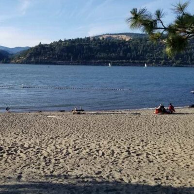 Hood River family beach in the Columbia Gorge