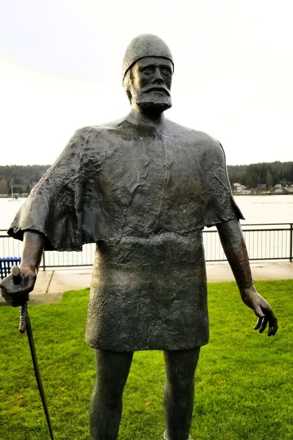 bronze statue of a Viking sailor in Poulsbo waterfront park